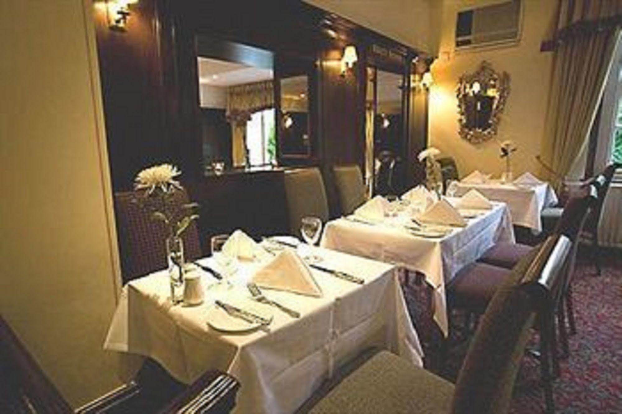 Warren Lodge Shepperton Restaurant bilde